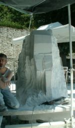 sculpteur zamora au travail marbre de Saint-Béat