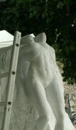 sculpture de femme en marbre
