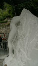 sculpture de femme en marbre