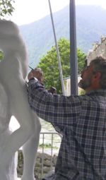 sculpteur zamora au travail sur statue en marbre de Saint-Béat